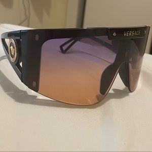 MEDUSA ICON SHIELD SUNGLASSES WITH GRADIENT LENS